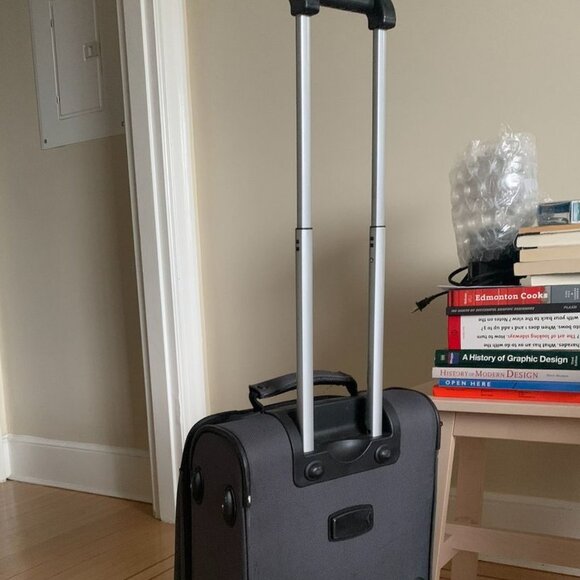 SwissGear Expandable Suitcase - Picture 2 of 4